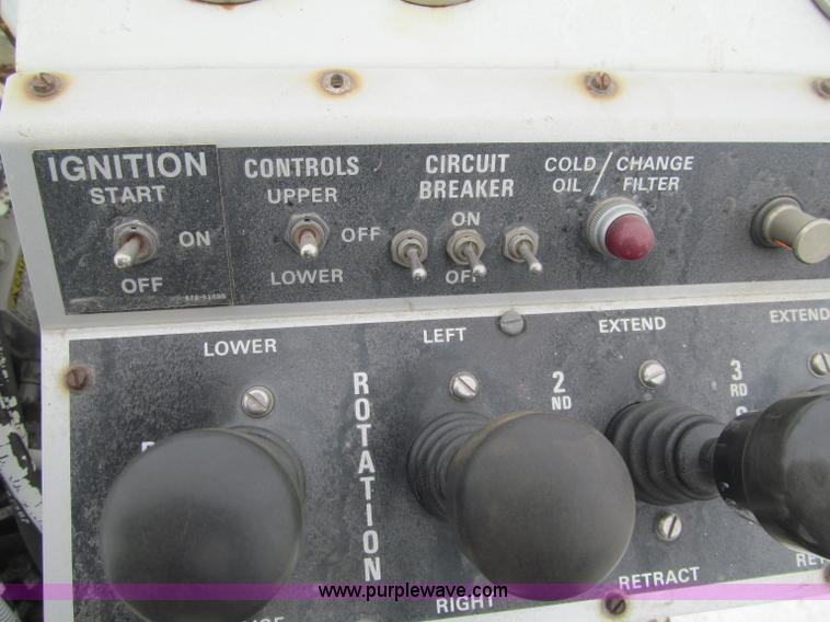 image for item F5919 1997 International 4700 Digger Derrick truck