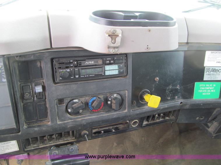 image for item F5919 1997 International 4700 Digger Derrick truck