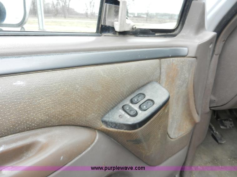 image for item A3965 1995 Ford F450 XL Super Duty flatbed pickup truck