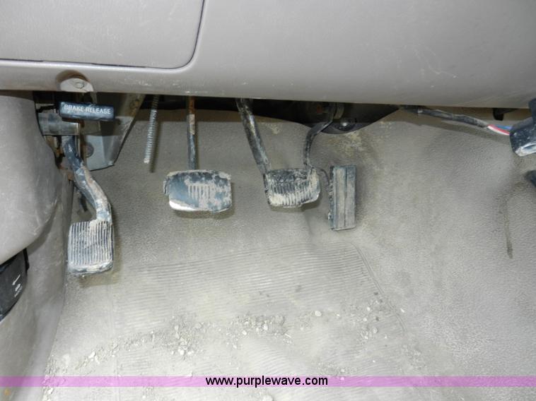 image for item A3965 1995 Ford F450 XL Super Duty flatbed pickup truck