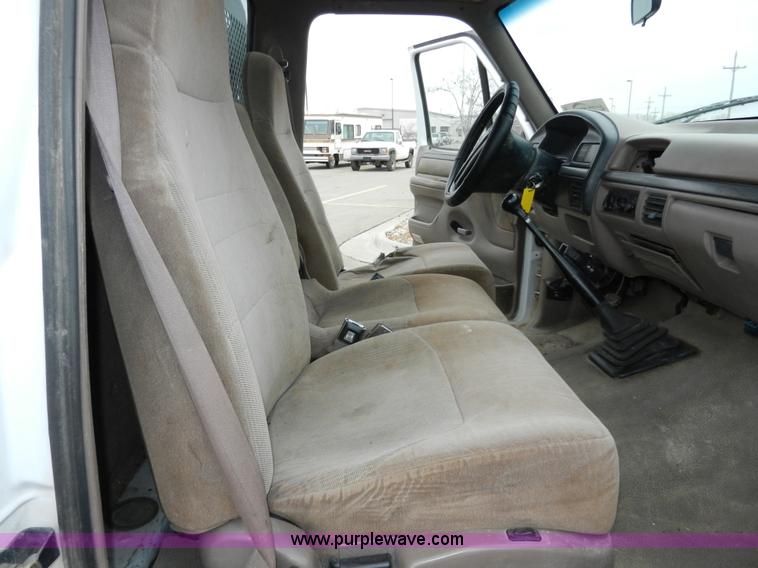 image for item A3965 1995 Ford F450 XL Super Duty flatbed pickup truck