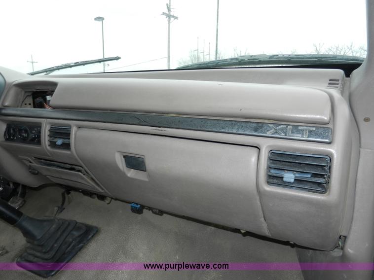 image for item A3965 1995 Ford F450 XL Super Duty flatbed pickup truck