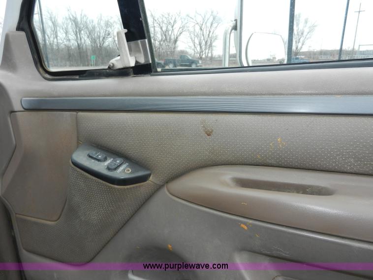 image for item A3965 1995 Ford F450 XL Super Duty flatbed pickup truck