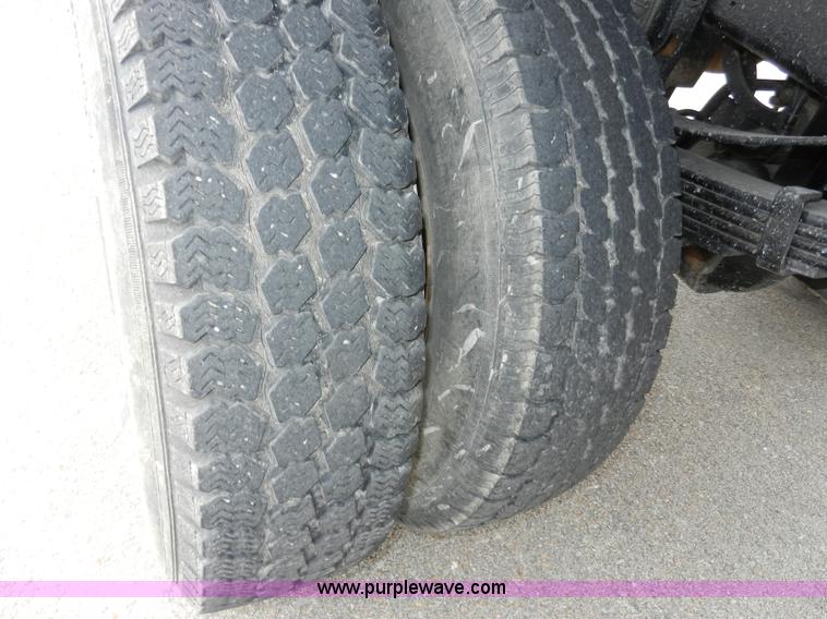 image for item A3965 1995 Ford F450 XL Super Duty flatbed pickup truck