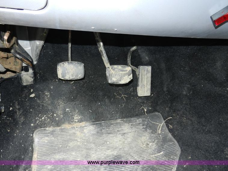 image for item A3966 1997 Ford F350 XLT flatbed pickup truck