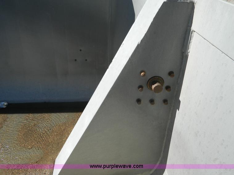 image for item B3760 1988 Fruehauf triple axle