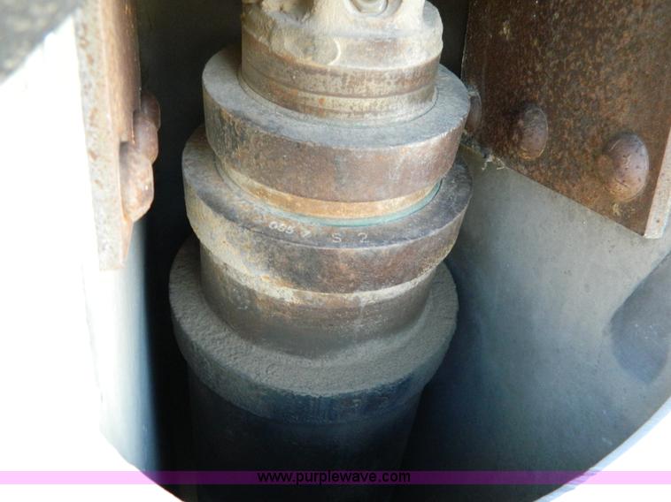 image for item B3760 1988 Fruehauf triple axle