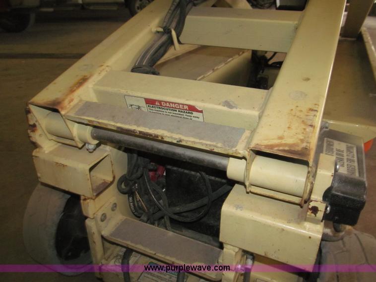 image for item B5383 2007 JLG 1930ES electric scissor lift