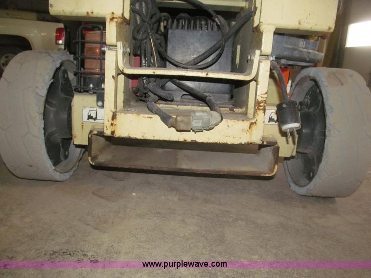 image for item B5383 2007 JLG 1930ES electric scissor lift