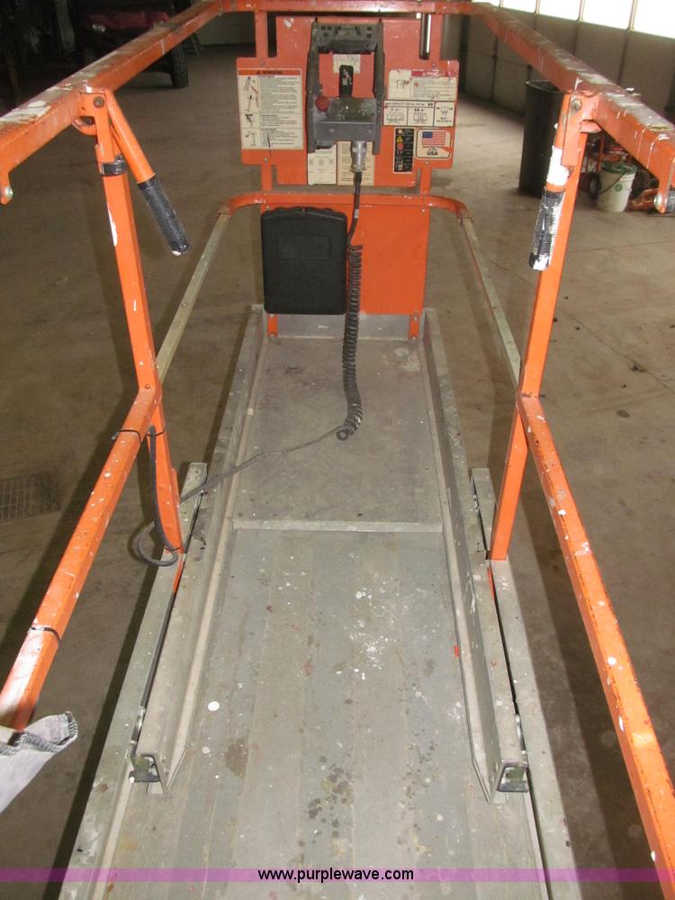 image for item B5383 2007 JLG 1930ES electric scissor lift