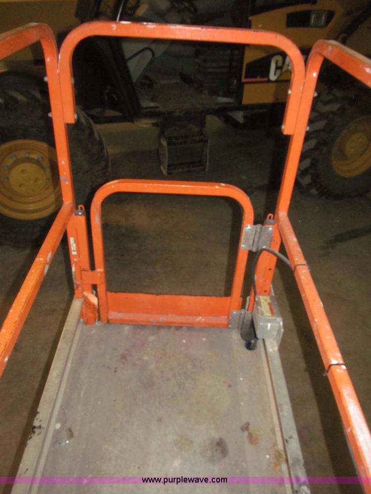 image for item B5383 2007 JLG 1930ES electric scissor lift