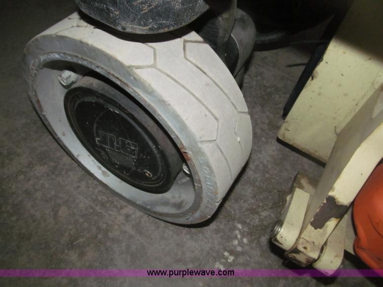 image for item B5383 2007 JLG 1930ES electric scissor lift