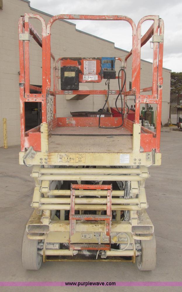 image for item B5384 2002 JLG 2646E2 electric scissor lift
