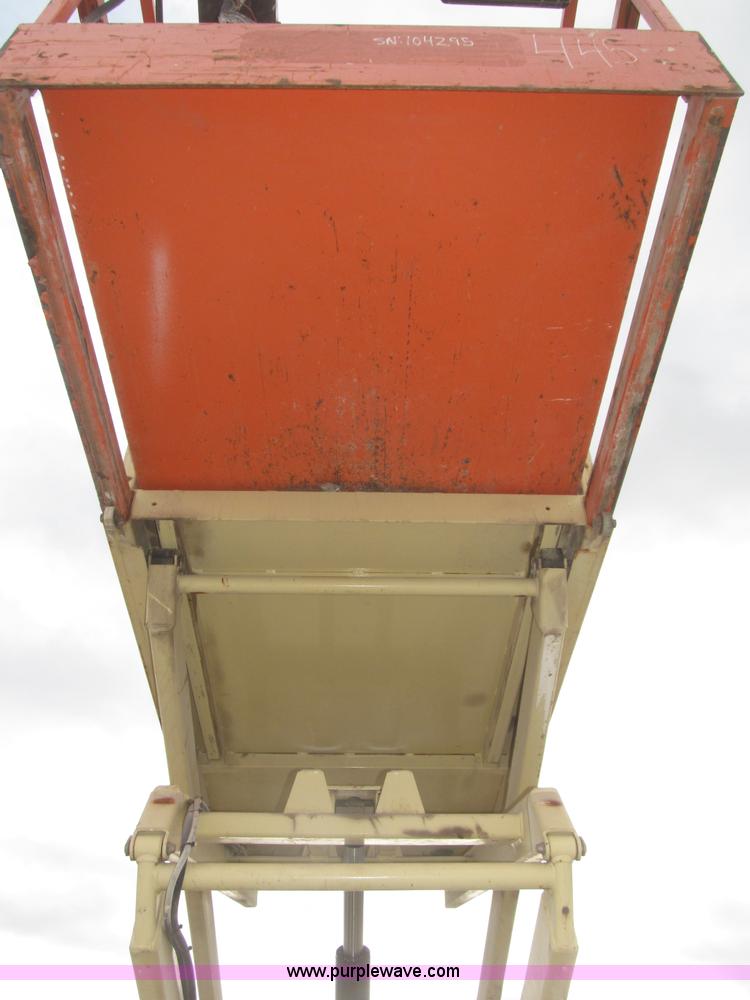 image for item B5384 2002 JLG 2646E2 electric scissor lift