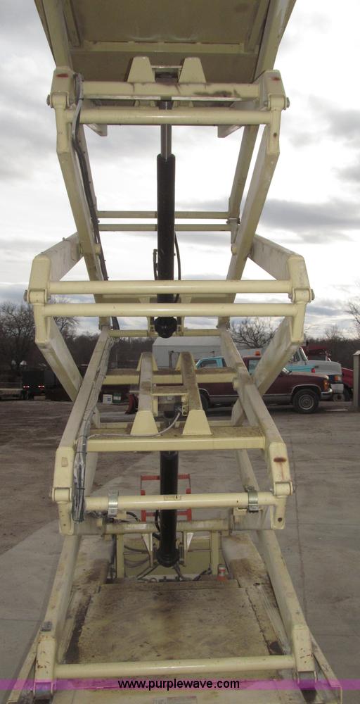 image for item B5384 2002 JLG 2646E2 electric scissor lift