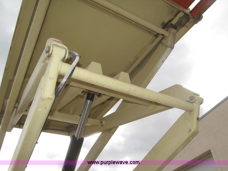 image for item B5384 2002 JLG 2646E2 electric scissor lift