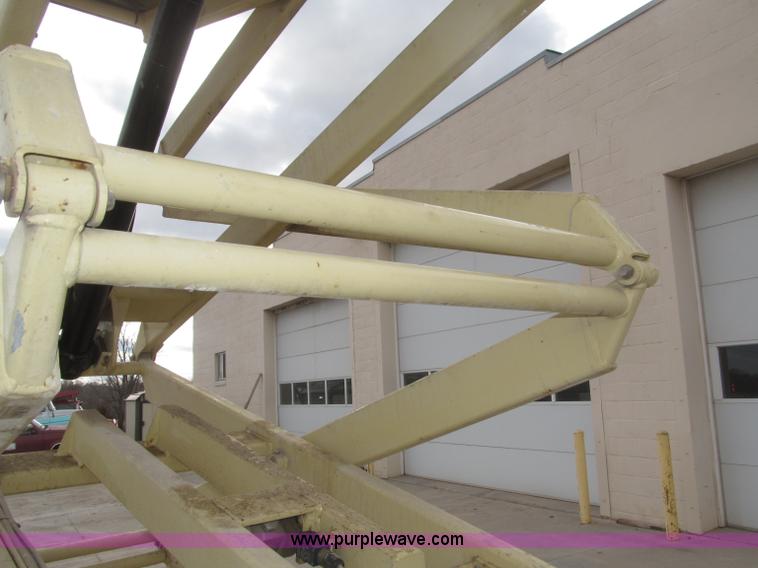 image for item B5384 2002 JLG 2646E2 electric scissor lift