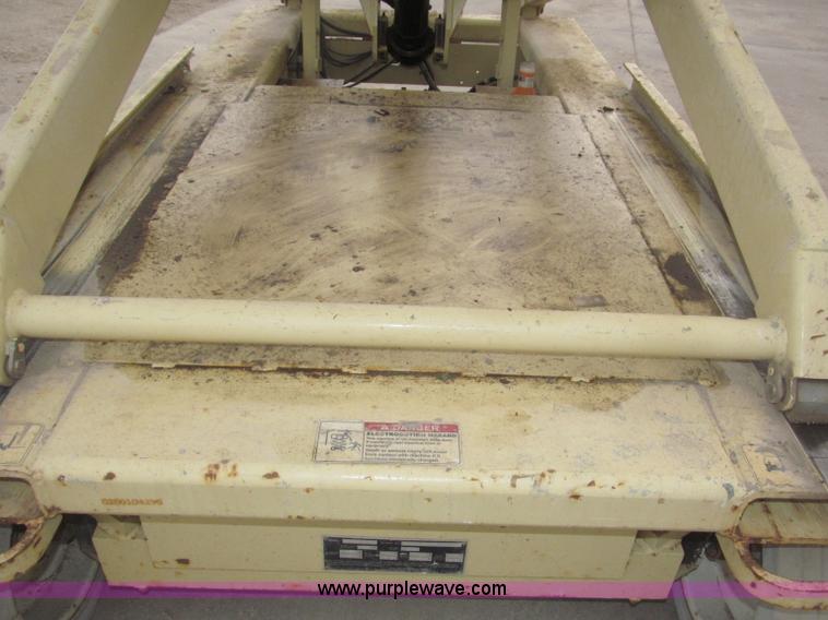 image for item B5384 2002 JLG 2646E2 electric scissor lift