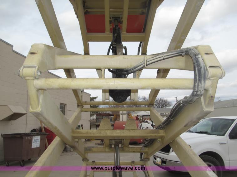 image for item B5384 2002 JLG 2646E2 electric scissor lift