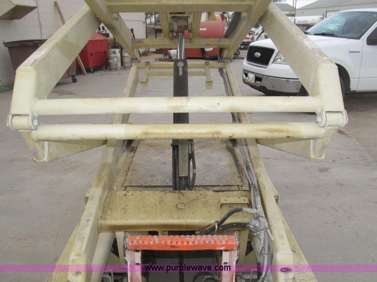 image for item B5384 2002 JLG 2646E2 electric scissor lift