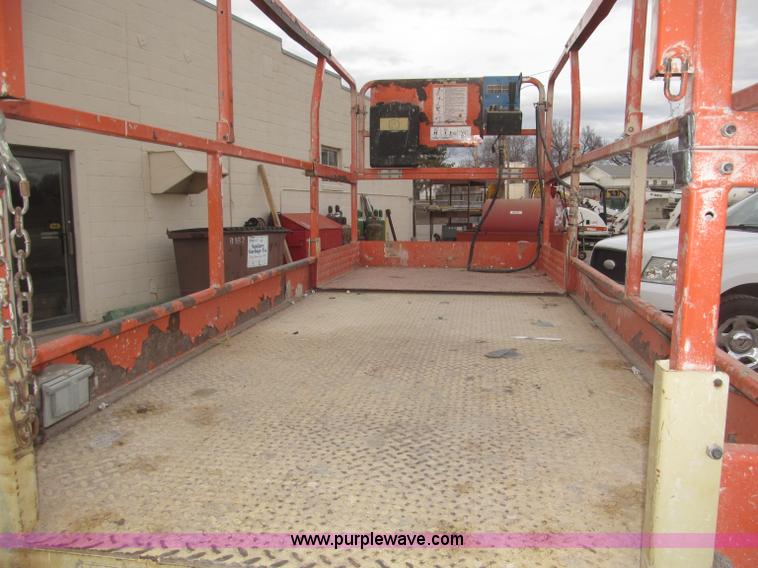 image for item B5384 2002 JLG 2646E2 electric scissor lift
