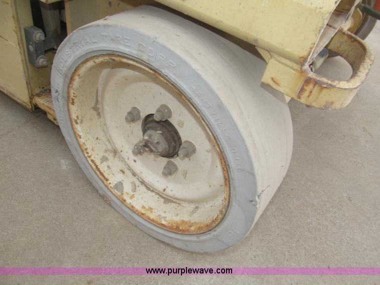 image for item B5384 2002 JLG 2646E2 electric scissor lift