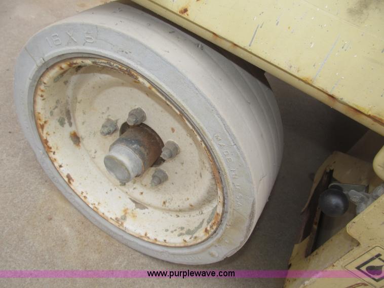 image for item B5384 2002 JLG 2646E2 electric scissor lift