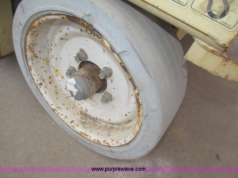 image for item B5384 2002 JLG 2646E2 electric scissor lift