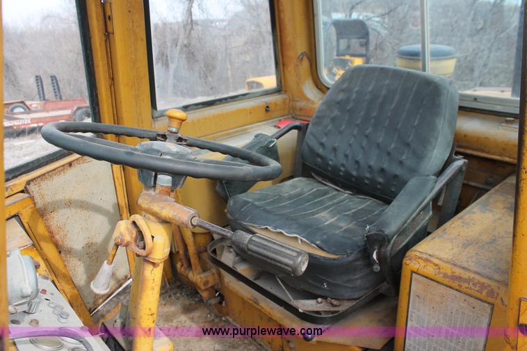image for item E2577 1973 Caterpillar 930 wheel loader