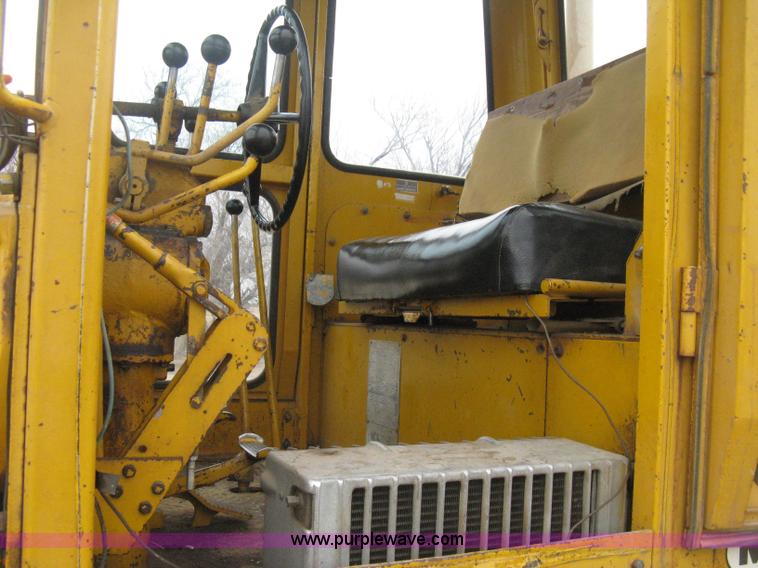 image for item E3085 Allis Chalmers M100 B series motor grader