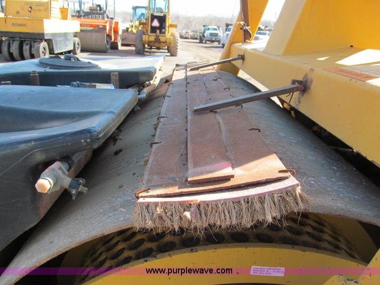 image for item E5889 Hypac articulating vibratory roller