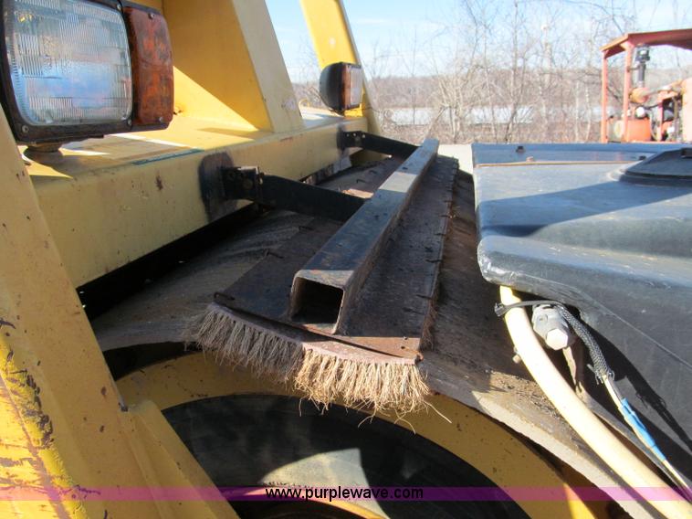 image for item E5890 Hypac C766C articulating vibratory roller