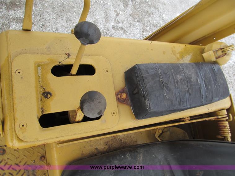 image for item E5892 1975 Caterpillar D3 crawler dozer