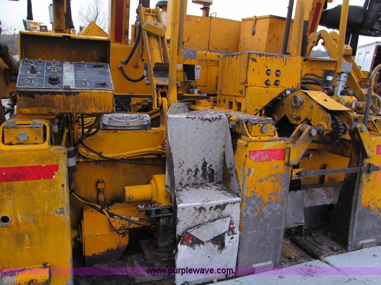 image for item E5896 2000 Blaw-Knox PF5510 paver