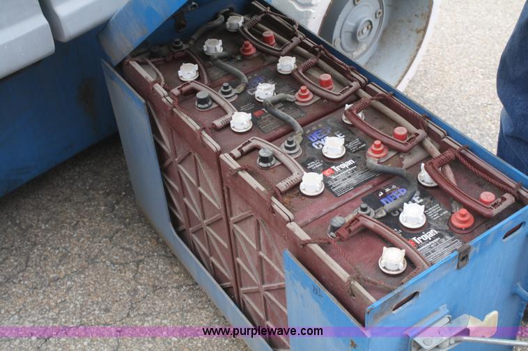 image for item F2816 2000 Genie Z-30/20N boom lift