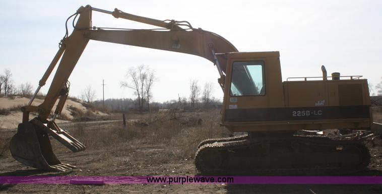 image for item F2879 1983 Caterpillar 225 excavator