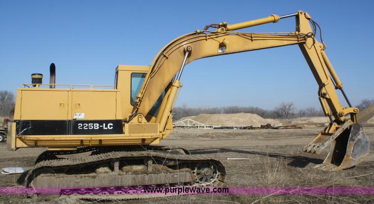 image for item F2879 1983 Caterpillar 225 excavator