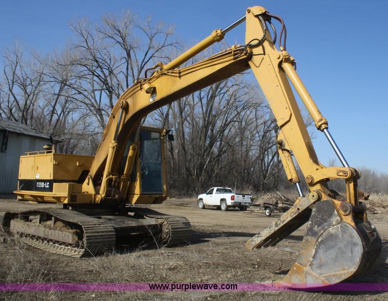image for item F2879 1983 Caterpillar 225 excavator