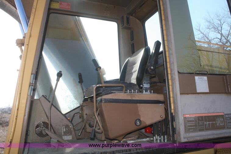 image for item F2879 1983 Caterpillar 225 excavator