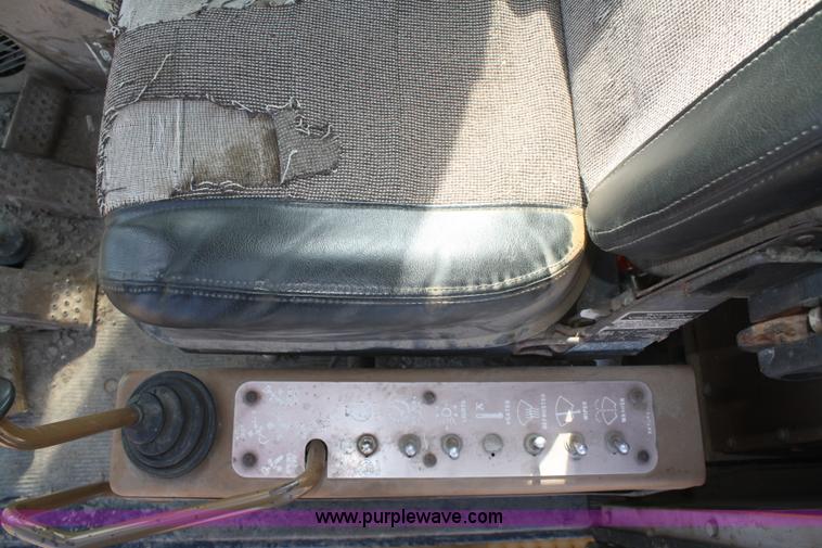 image for item F2879 1983 Caterpillar 225 excavator