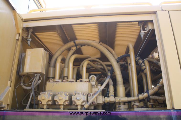 image for item F2879 1983 Caterpillar 225 excavator