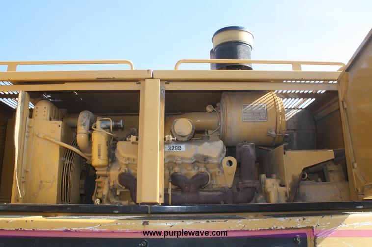 image for item F2879 1983 Caterpillar 225 excavator