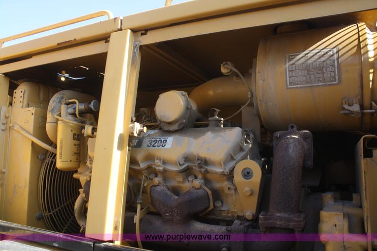 image for item F2879 1983 Caterpillar 225 excavator