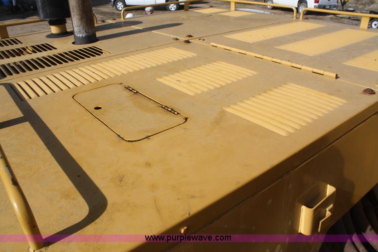 image for item F2879 1983 Caterpillar 225 excavator