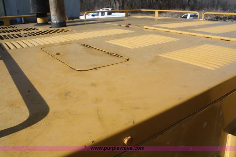 image for item F2879 1983 Caterpillar 225 excavator