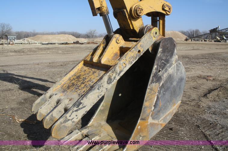 image for item F2879 1983 Caterpillar 225 excavator