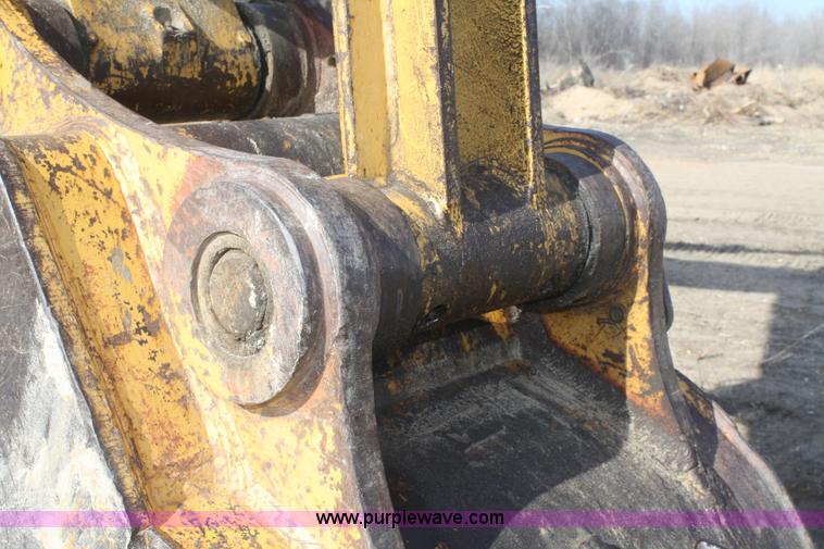 image for item F2879 1983 Caterpillar 225 excavator