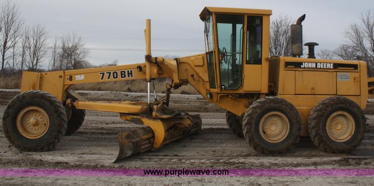 image for item F2993 1989 John Deere 770BH articulated motor grader
