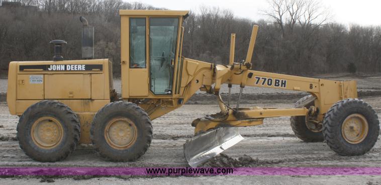 image for item F2993 1989 John Deere 770BH articulated motor grader