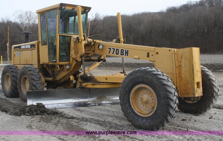 image for item F2993 1989 John Deere 770BH articulated motor grader